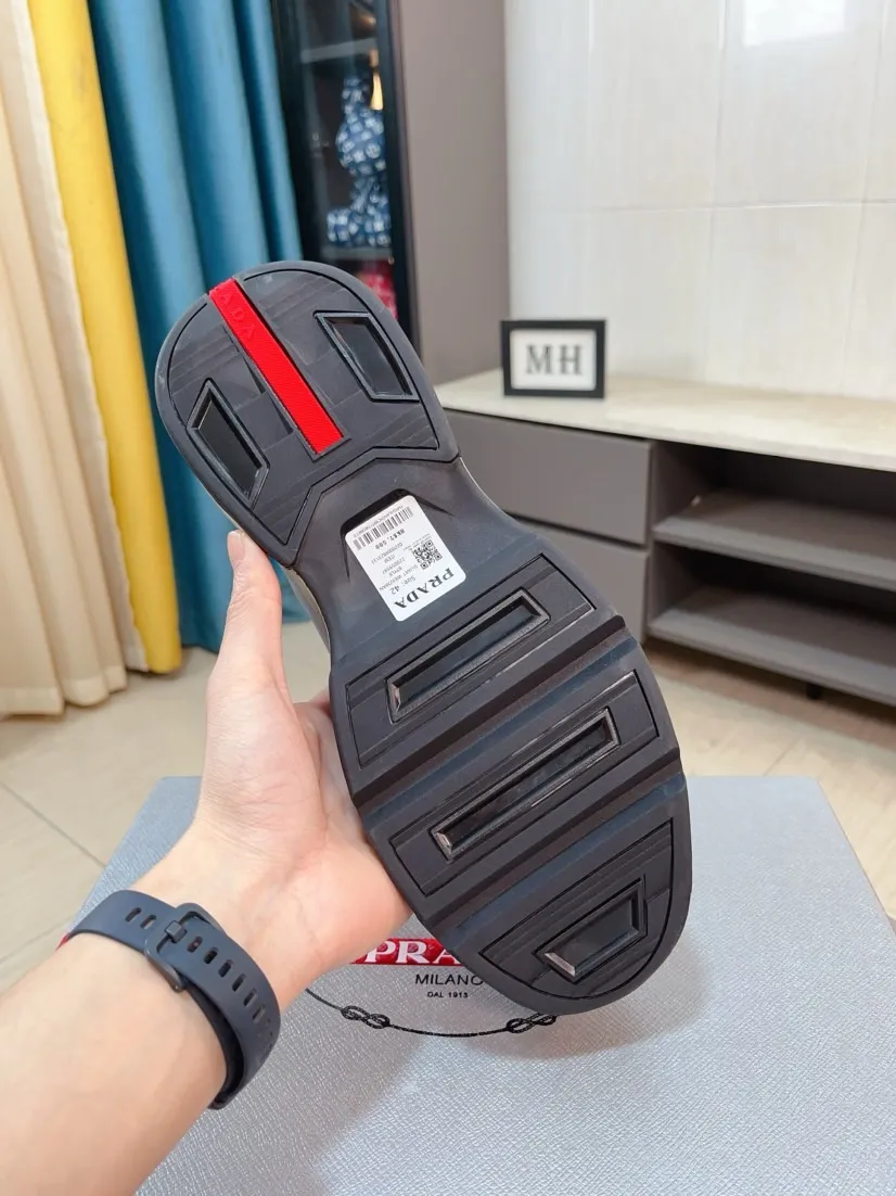 Men's shoes 💰660🌹🌹High-quality new Prada counters are launched simultaneously. The new men's shoes and 😘fabrics are selected from imported mesh and glue-spraying technology. Imported cowhide lining. 👍🏿High-end☄️Open-molded non-slip rubber outsole, exquisite lines, simple and elegant, comfortable and high-end for leisure travel. Code number: 38 to 44